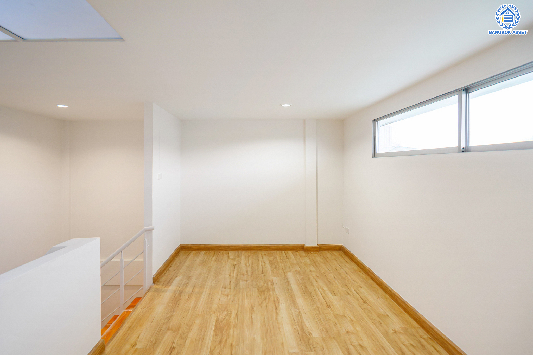 ทาวน์เฮ้าส์มือสองนนทบุรี ม.สรานนท์ ติวานนท์-ปากเกร็ด ทาวน์เฮ้าส์ 3ชั้นครึ่ง เนื้อที่ 18 ตร.ว. ฟังก์ชัน 4 ห้องนอน 3 ห้องน้ำ จอดรถได้ 2 คัน พร้อม Living Room กว้างขวาง บนทำเลติดถนนติวานนท์ ใกล้เซ็นทรัลแจ้งวัฒนะ และรถไฟฟ้าสายสีชมพู "สถานีแยกปากเกร็ด"